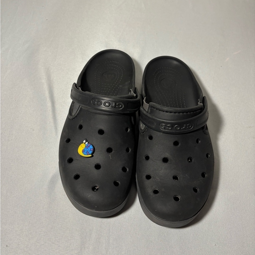 Mens size 7 and women’s size 9 crocs shoes, #G915